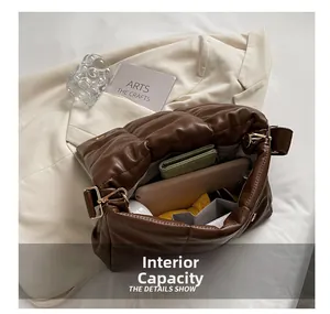 Vue de dessus du grand sac fourre-tout matelassé marron montrant sa grande capacité