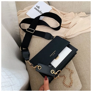 Détail du sac carré bicolore avec serrure dorée et rabat griffé Sunita & Fashion