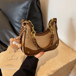 Sac Sous le Bras Rétro en Cuir PU pour Femmes Croissant Bloc de Couleur Avec Pendentif en Peluche et Chaîne Dorée Sac à Main
