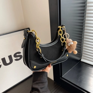 Sac croissant noir avec chaîne dorée et breloque ours en peluche, style élégant
