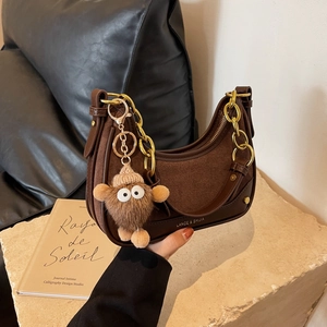 Sac bandoulière rétro marron foncé avec chaîne dorée et breloque en peluche