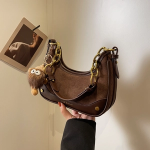 Sac croissant marron foncé en daim mat avec chaîne dorée vintage et pendentif en peluche