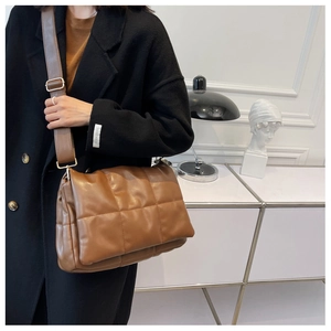Détail d'un sac à bandoulière en cuir matelassé marron avec motif à losanges élégant
