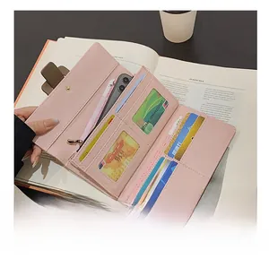 Vue détaillée de l'intérieur du long portefeuille rose avec fentes pour cartes et mobile