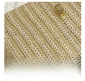 Gros plan sur la texture en paille tressée et le fermoir en métal doré d'un sac