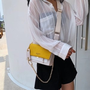 Sac bandoulière carré en cuir bicolore jaune et crème avec chaîne dorée élégante