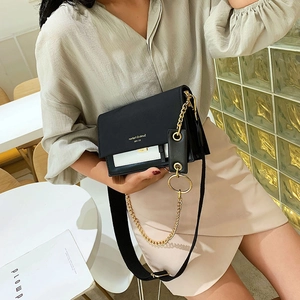 Sac à bandoulière contrasté noir et blanc avec chaîne dorée pour femmes chic