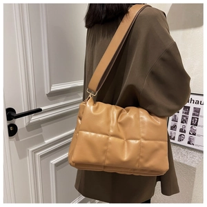 Détail du sac bandoulière matelassé marron clair avec motif élégant à carreaux