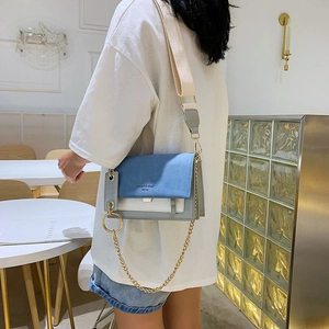 Sac bandoulière tricolore patchwork avec large sangle et chaîne sur mannequin femme