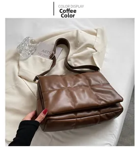 Détail du sac bandoulière matelassé marron café avec couture en losange et sangle
