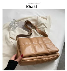 Détail du sac bandoulière matelassé kaki avec coutures carrées et texture rembourrée