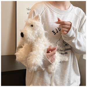 Détail du sac à bandoulière en peluche chien blanc moelleux avec une fourrure dense
