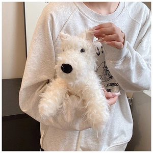Détail d'une peluche de chien blanc duveteux avec fourrure douce et petit nez noir rond