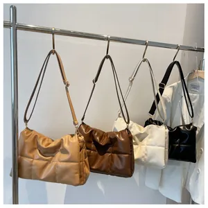Détails des sacs à bandoulière matelassés en coloris kaki, café, beige et noir