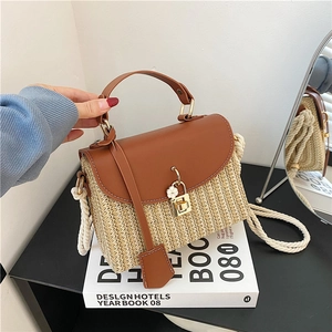 Sac à main en paille élégant avec bordure en cuir et serrure dorée pour style décontracté