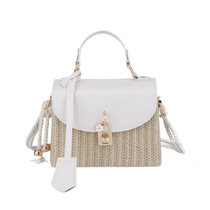 Sac à main en paille avec rabat en cuir crème et boucle dorée sur fond blanc