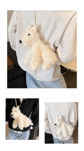 Détail du sac bandoulière en peluche blanche en forme de chiot avec une texture moelleuse