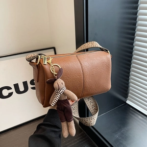 Sac Bandoulière Boston en Cuir PU Rétro pour Femmes Avec Large Bandoulière Géométrique et Pendentif Lapin en Peluche