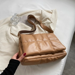 Sac bandoulière matelassé marron caramel avec large bandoulière réglable élégante