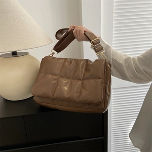 Sac à bandoulière matelassé marron avec large sangle et boucles dorées pour femmes