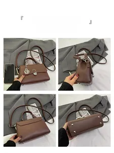 Detailansichten der braunen Lederhandtasche mit Silberverschluss und Schwan-Anhänger