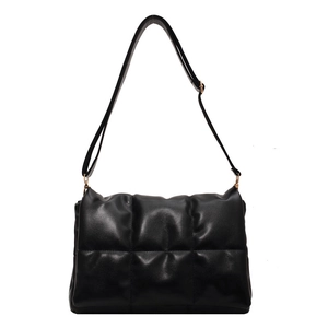 Sac bandoulière matelassé noir moderne avec sangle réglable et finitions dorées