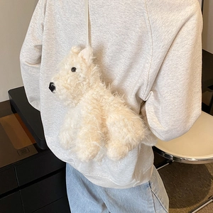 Sac bandoulière chien en peluche blanche porté pour montrer le style et la taille