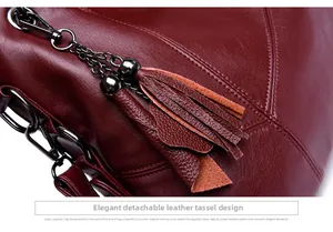 Détail du sac en cuir bordeaux à grain avec pendentif à pampilles amovible