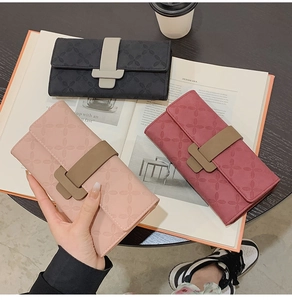 Vue détaillée de trois portefeuilles longs pour femmes avec motifs floraux en noir et rose