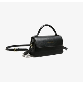 Détail du sac cabas en cuir PU noir avec dorures et inscription de mode dorée