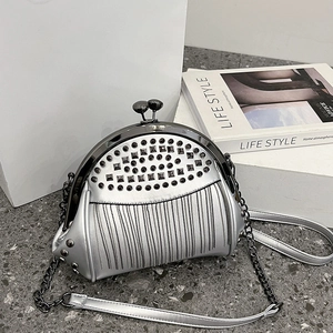 Silberne Muscheltasche mit schwarzen Nieten und langen Kettenfransen im Punk-Stil