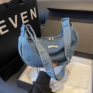 Sac bandoulière tendance en denim demi-lune avec grande capacité et zip métallique