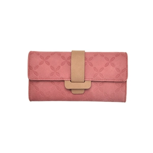 Portefeuille long rose foncé avec gaufrage floral et boucle décorative sur fond blanc
