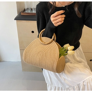 Détail du panier en paille tissé main avec poignée ronde et décoration de tulipes