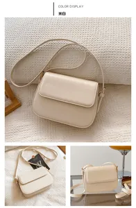 Vue détaillée du sac à bandoulière blanc crème avec rabat lisse et boucle dorée