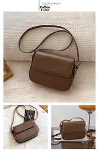 Vues détaillées d'un sac bandoulière marron minimaliste avec bandoulière réglable