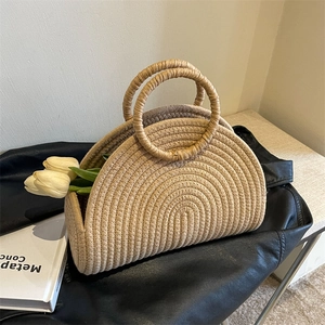 Sac fourre-tout en paille tissé avec poignées rondes et design demi-cercle pour la plage