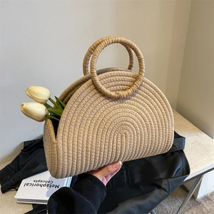 Sac panier demi-lune fait main en paille avec anses rondes pour les vacances
