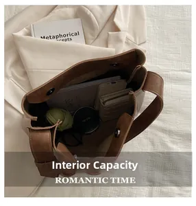 Vue de dessus de l'intérieur du sac seau en cuir marron avec grande capacité et fermoir aimant