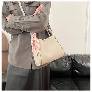 Détail du sac cabas en cuir beige avec logo MOCOMU et foulard en soie à cœurs roses