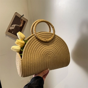 Panier en paille tissé à la main avec poignées rondes et design naturel en demi-lune