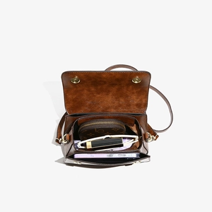 Sac fourre-tout vintage en cuir marron avec compartiments et grand espace de rangement