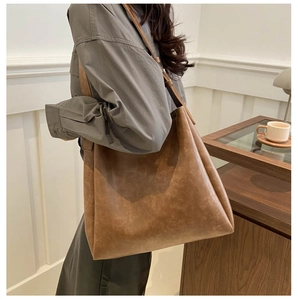 Vue détaillée du grand sac cabas en cuir marron texturé montrant sa grande capacité