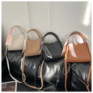 Sacs seaux en cuir grainé en quatre couleurs avec foulards en soie décoratifs