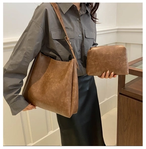 Sac seau vintage marron avec pochette assortie et bandoulière réglable pour femme