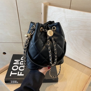 Borsa a secchiello trapuntata nera con catena dorata e coulisse in ecopelle di qualità