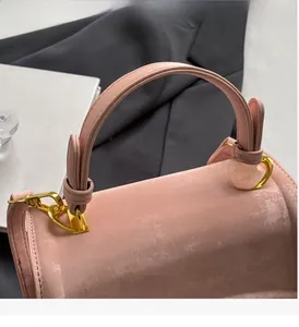 Détail du sac rose avec poignée confortable et boucles en métal doré durable