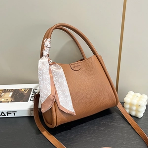 Sac fourre-tout marron texture litchi avec foulard en soie et bandoulière
