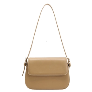 Sac à bandoulière kaki minimaliste pour femme avec rabat et sangle réglable sur fond blanc
