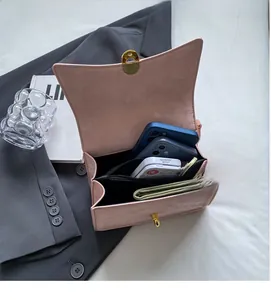 Vue intérieure du sac rose montrant plusieurs compartiments et une grande capacité de rangement